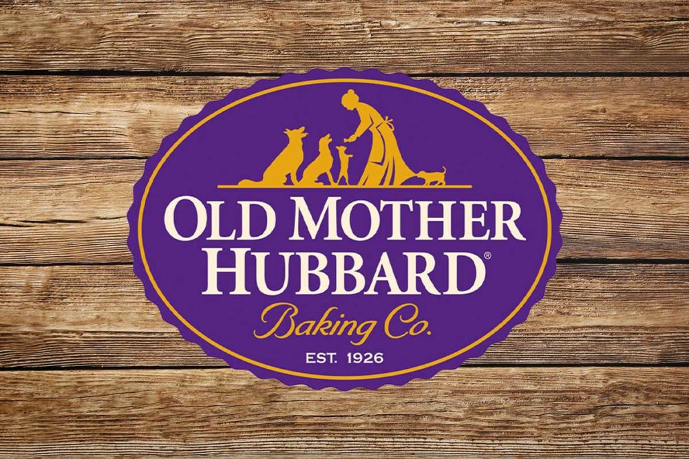 Old Mother Hubbard logo on wooden background (©STOCKR - STOCK.ADOBE.COM)