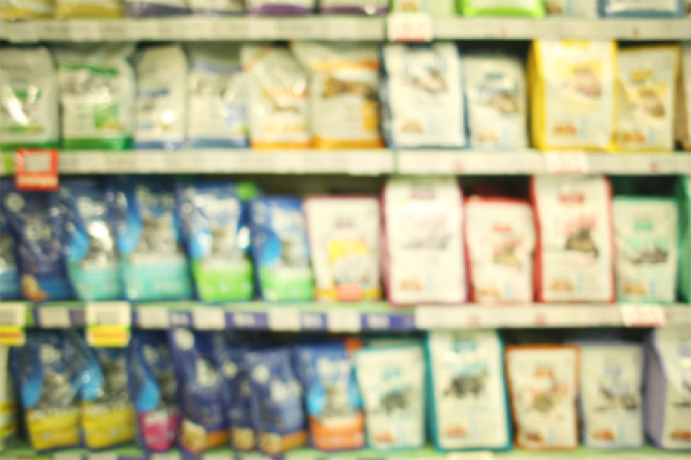 Pet food products on store shelves (©STOCKR - STOCK.ADOBE.COM)