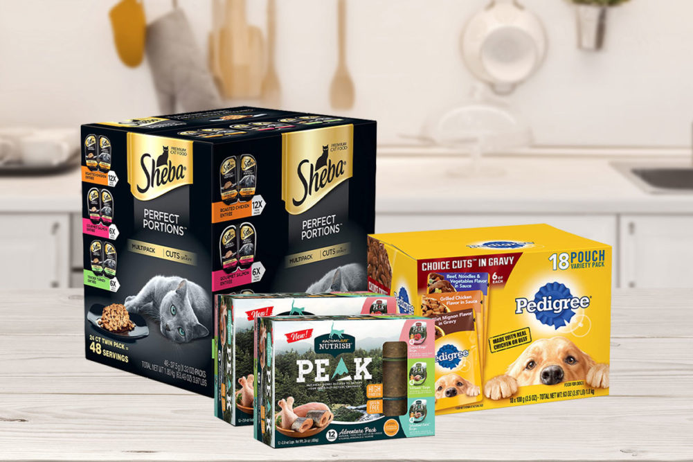 Multipacks of cat and dog foods on kitchen table (©STOCKR - STOCK.ADOBE.COM)