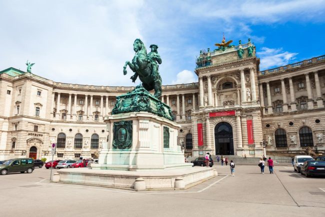 Hofburg Palace in Vienna, Austria (©STOCKR - STOCK.ADOBE.COM)