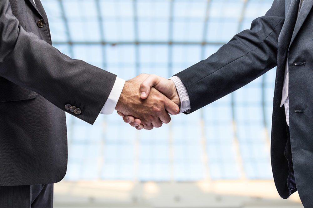 Business handshake between two men (©STOCKR - STOCK.ADOBE.COM)