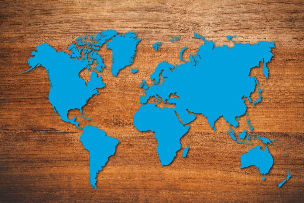 Blue map of the world on wood background (©STOCKR - STOCK.ADOBE.COM)