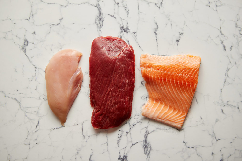 Chicken, beef and salmon on marble table (©STOCKR - STOCK.ADOBE.COM)